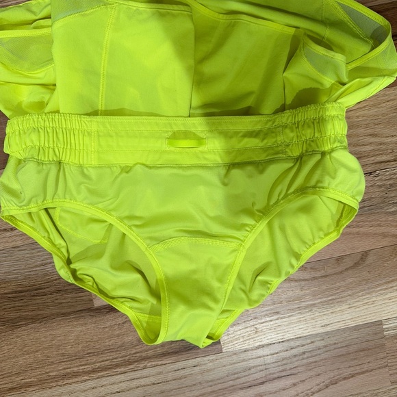 Lululemon Size 8 Hottie Hot 2.5” Shorts - Picture 4 of 5